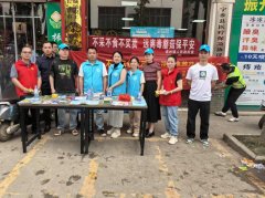 向过往群众发放《食物平安学问手册》《野生蘑